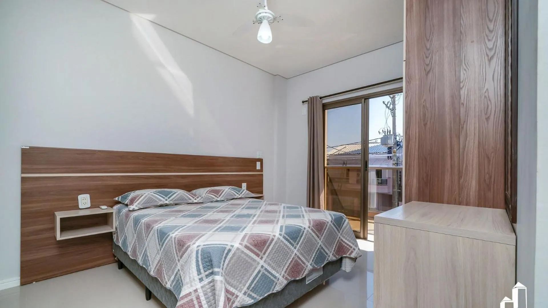Apartamento Com 02 Dormitorios Bombinhas